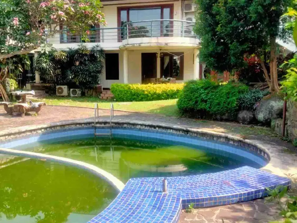 DIJUAL RUMAH LUAS DENGAN KOLAM RENANG DI LEBAK BULUS JAKARTA SELATAN