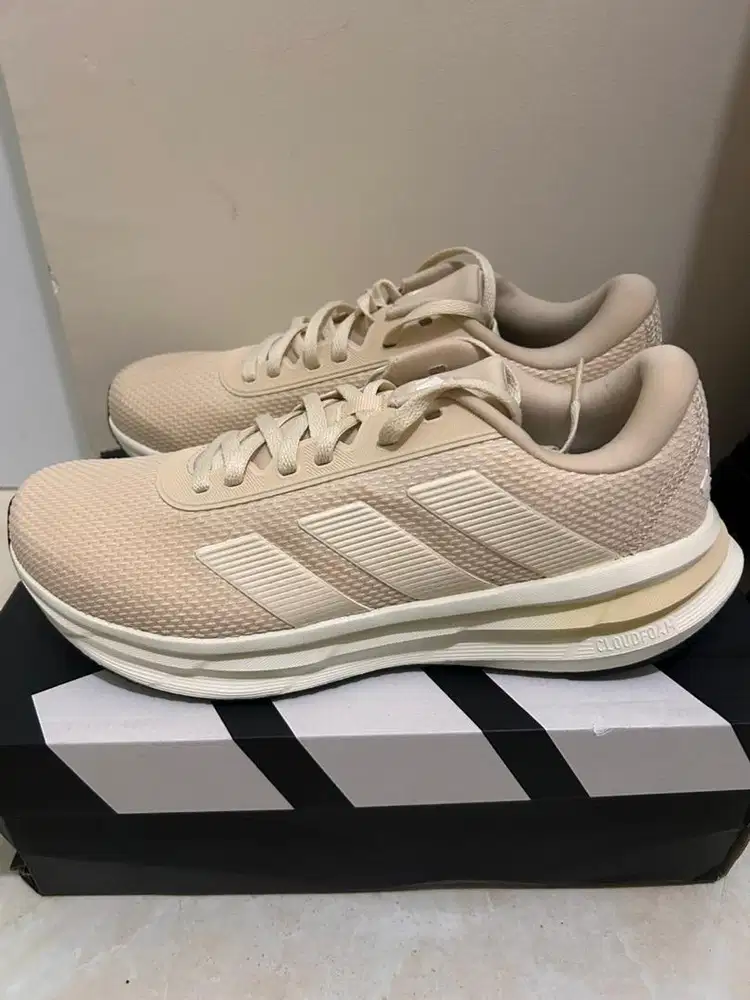 Sepatu running galaxy 7 adidas size 42 krem coklat