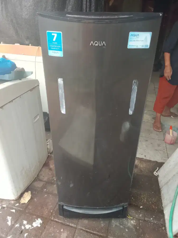 Dijual kulkas merek Aqua normal bagus tinggal pake