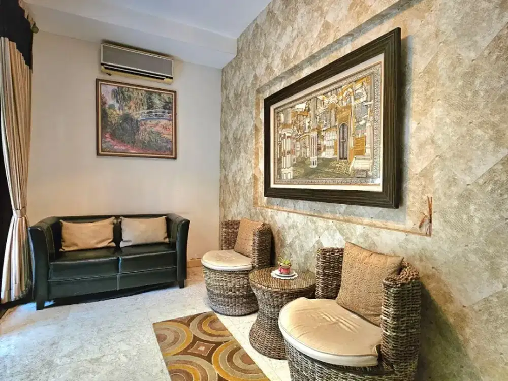 Dijual Rumah Modern Klasik dengan Suasana Hangat dan Interior Elegan Lokasi Strategis Dekat Aeon Mall Tanjung Barat di Jaksel Lr 13252