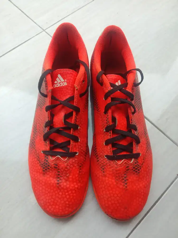 Sepatu Futsal merk Adidas