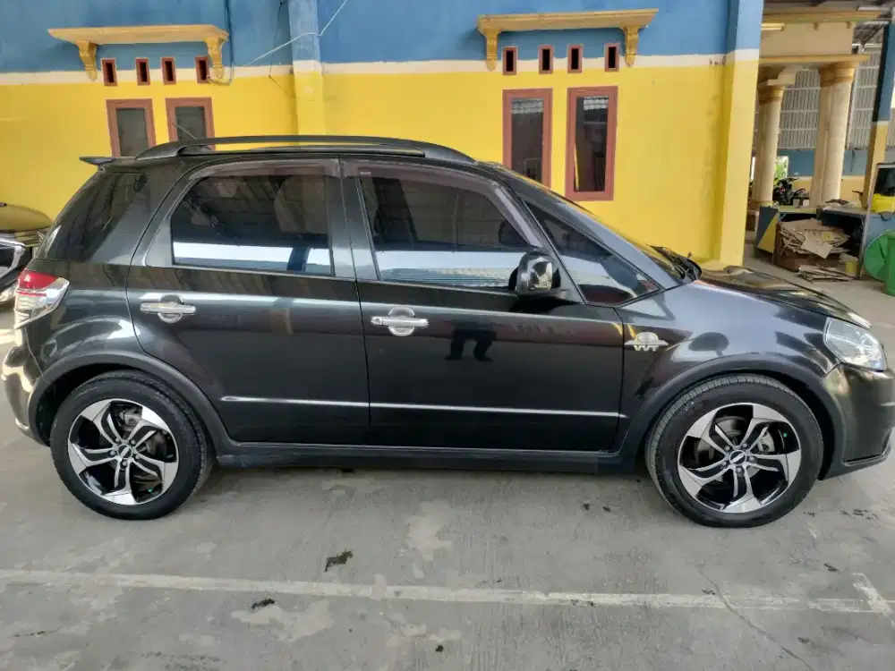 Suzuki SX4 Xover 1.5 Tahun 2009 (Manual)