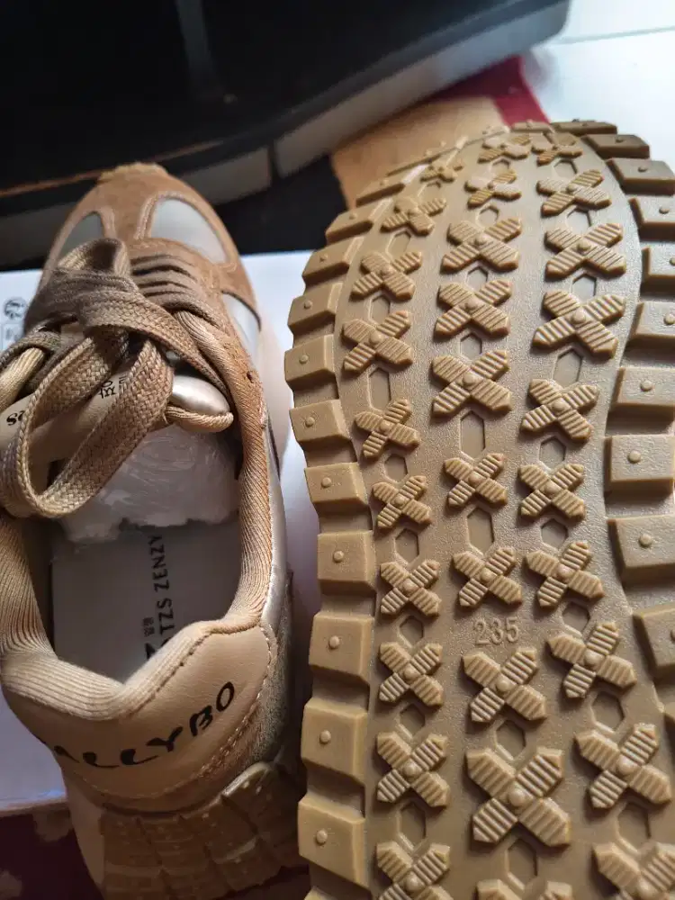 Sepatu masih baru