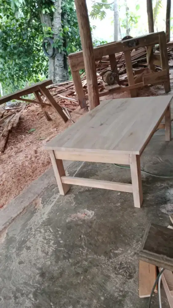 Meja lesehan warmindo