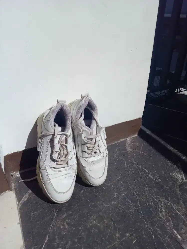 Sepatu Putih Bekas