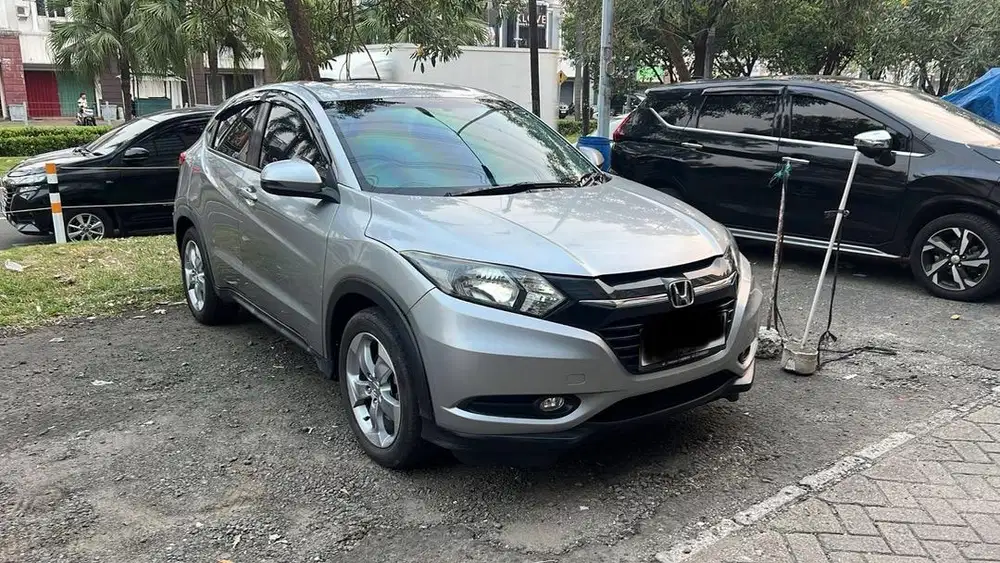 (Cash) Hr-V S matic 2017 silver hrv cvt at dp 10jt brv crv