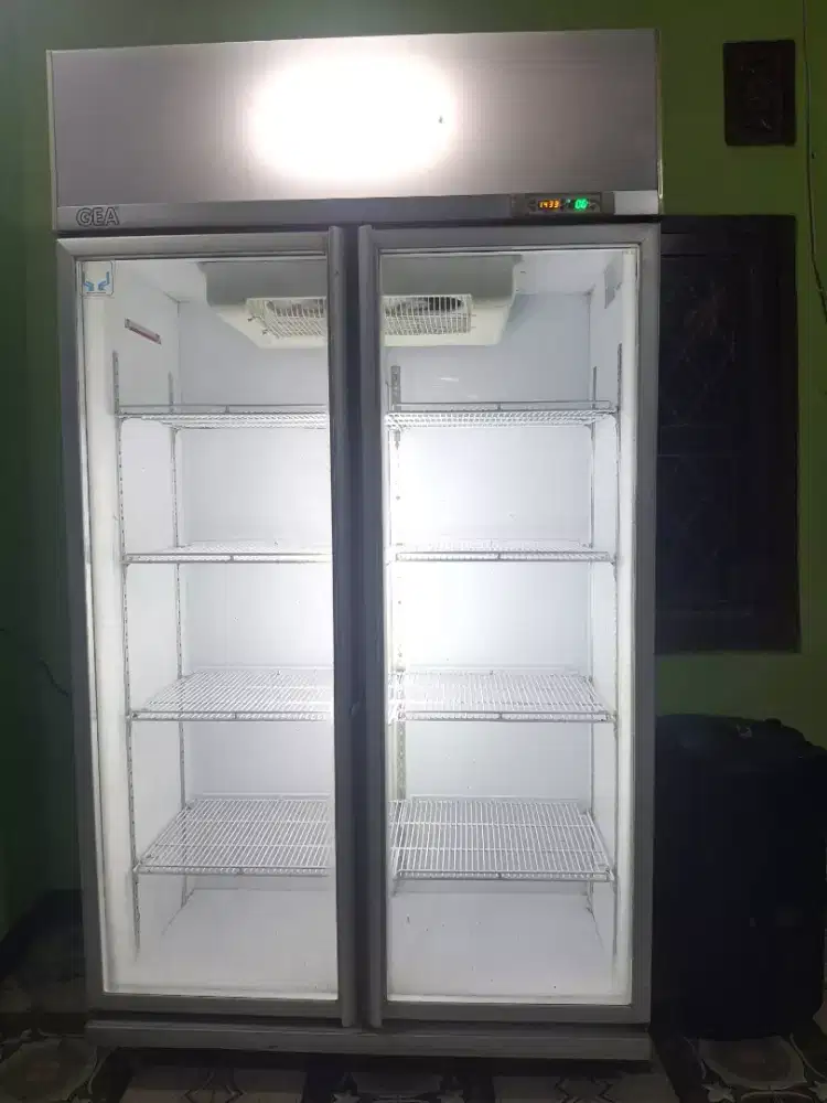 showcase 2 pintu