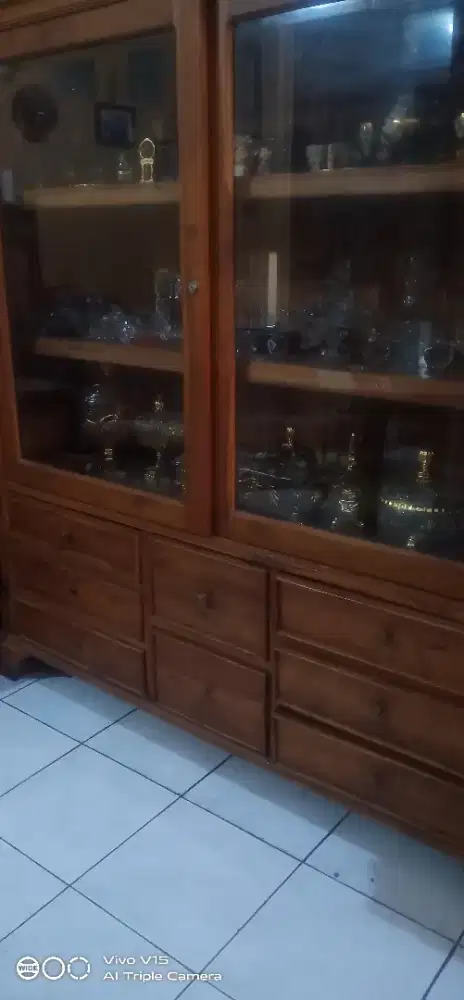 Lemari hias kaca geser