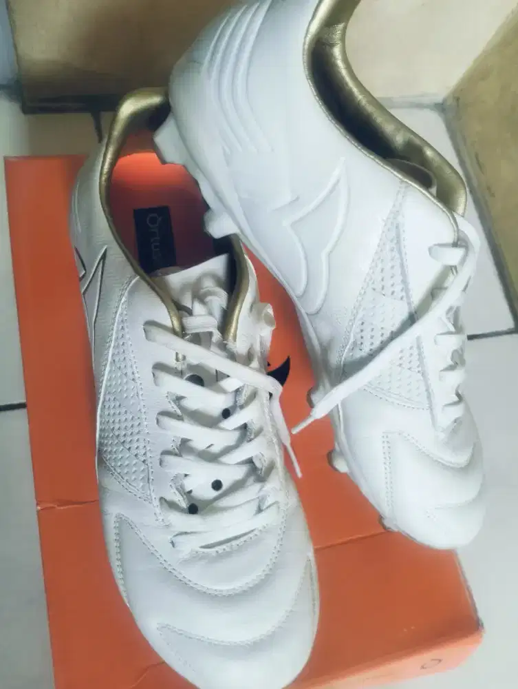 Sepatu bola ortuseight