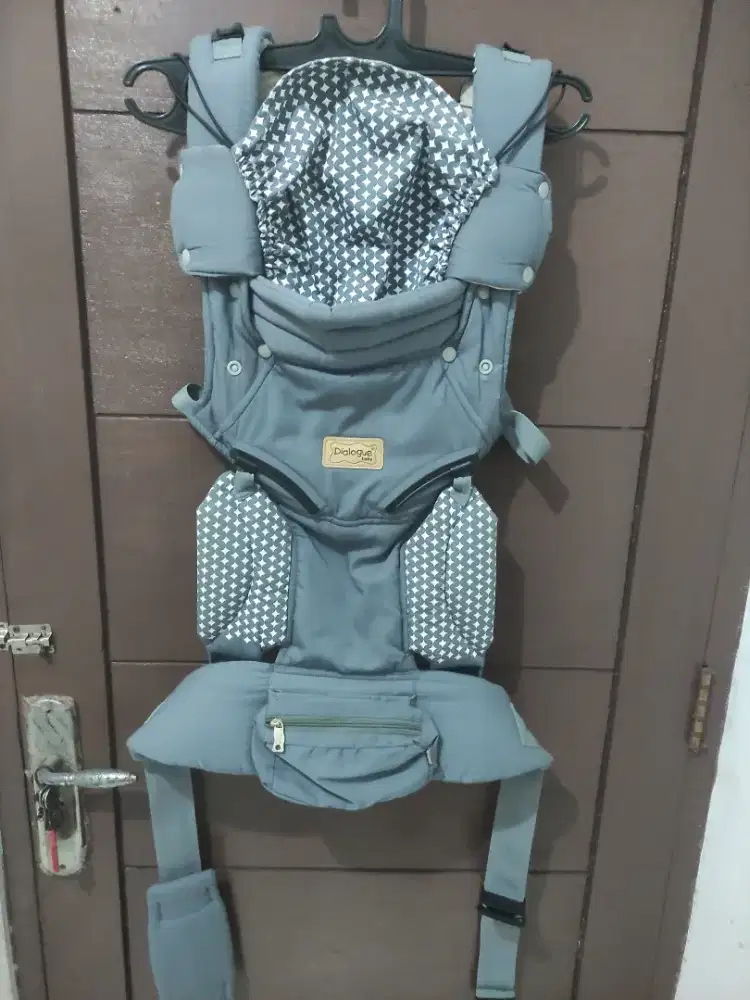 Gendongan M-Shape Dialogue Travel Ease Abu-Abu