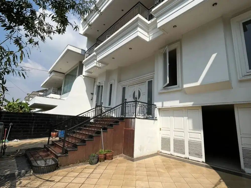 Rumah mewah Pluit,5+2 kamar semi furnished bagus parkir luas