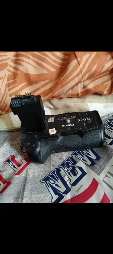 Dijual Battery Grip For Canon DSLR BG E8.