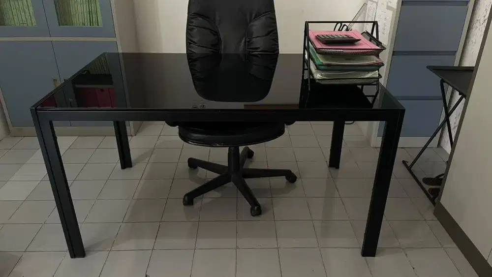 Meja Kantor Besar Warna Hitam – Kondisi Baik