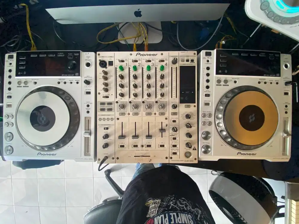 1 set alat DJ Pioneer Cdj 850 dan Mixer DJM 850