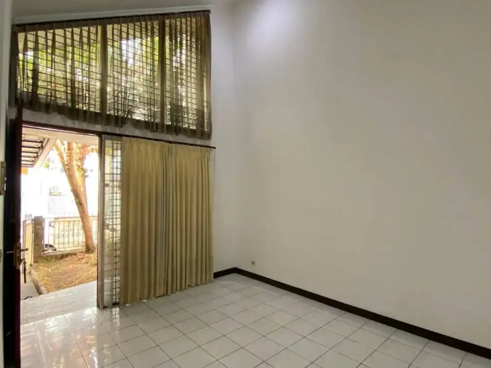 Rumah 1 lantai Terawat di Setraduta Cemara