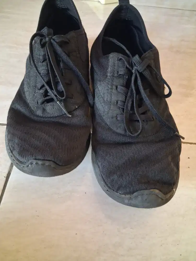 Sepatu kets merk brodo