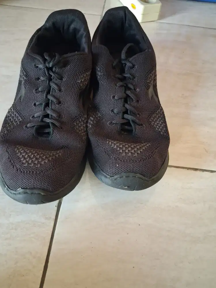 Sepatu kets diadora