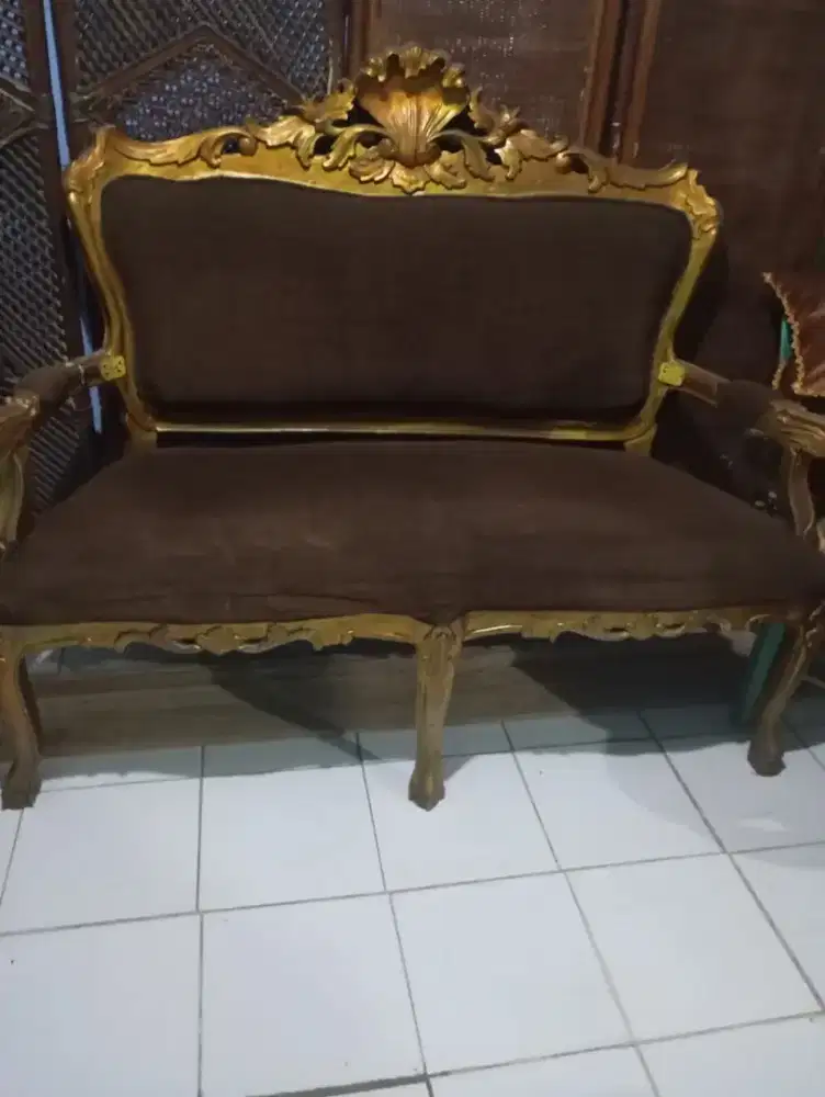 Kursi kayu bekas pelaminan