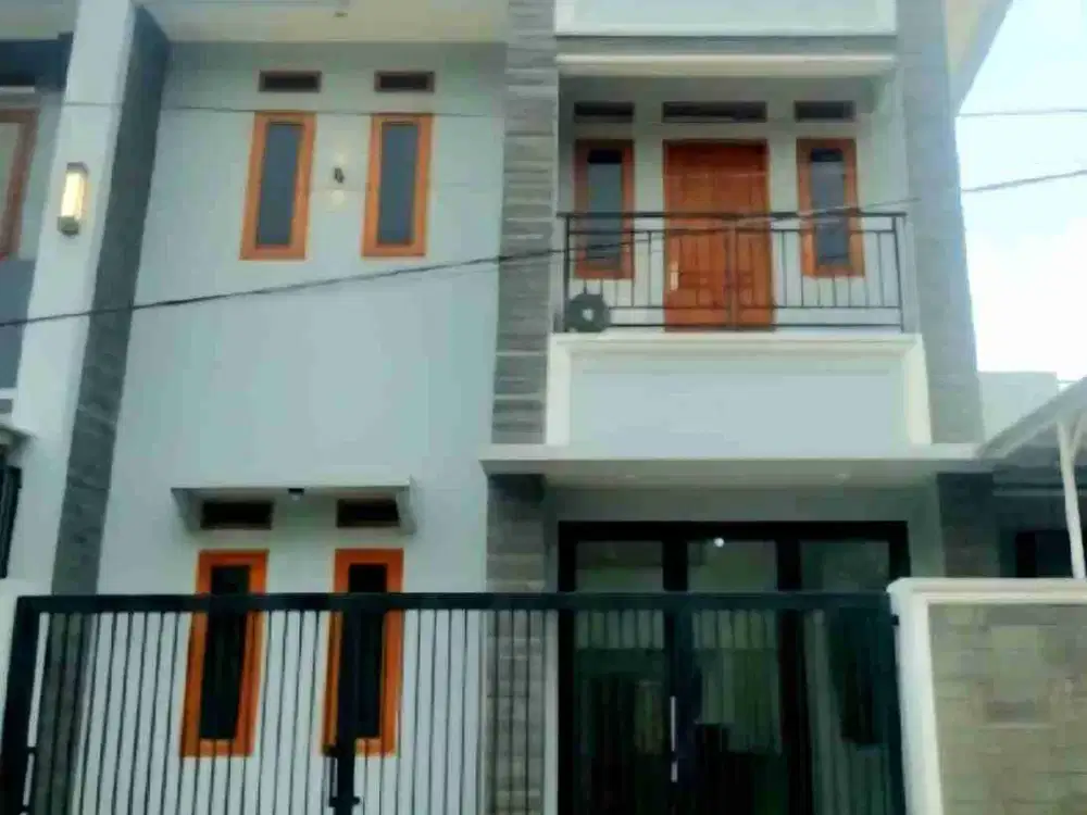 RUMAH 2 LANTAI BISA UTK USAHA, BARU RENOV, JALAN UTAMA KOMERSIL AREA, TERMURAH, PUSAT KOTA.