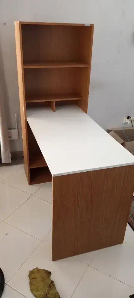Meja kantor minimalis