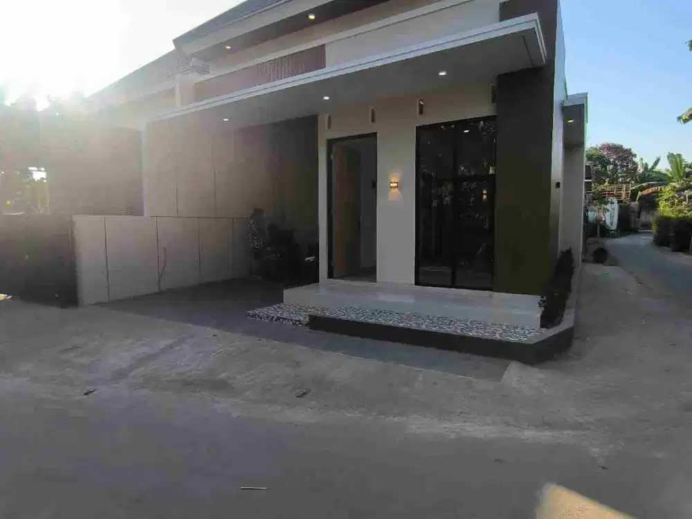 DIJUAL RUMAH BARU SIAP HUNI LOKASI DI BARAT PASAR CEBONGAN