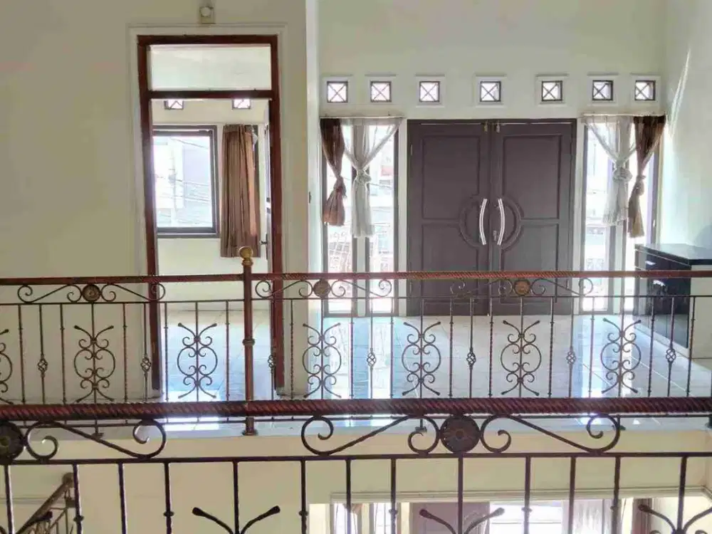 Sewa Rumah 2 Lantai Tengah kota di Turangga dkt Buah batu