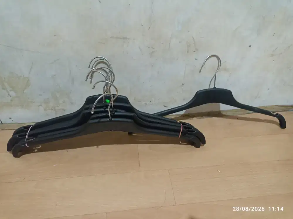 Hanger Plastik Hitam / Gantungan Baju Plastik