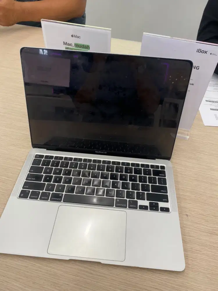 Macbook M1 8/256 mati total belum pernah di services
