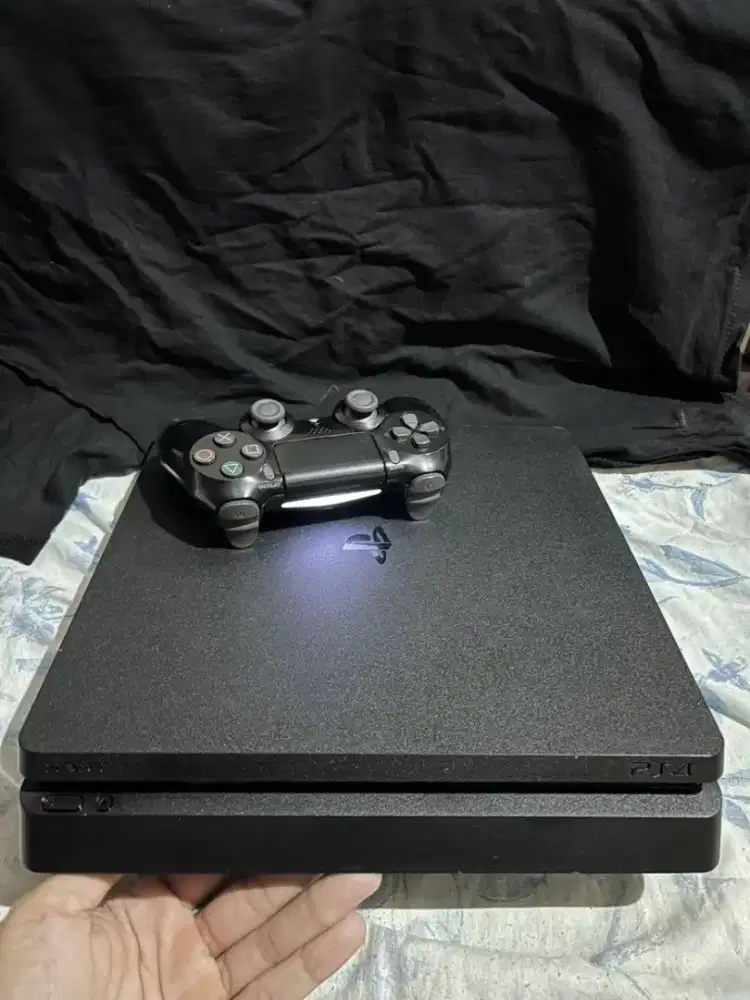 PS4 Pro 1TB + Akun Game The Last of Us