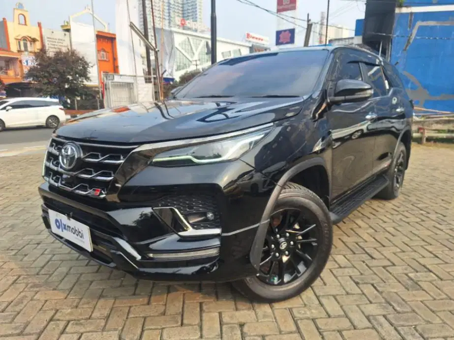 Toyota Fortuner 2.8 4x2 GR Sport DSL Solar-AT 2023 Hitam