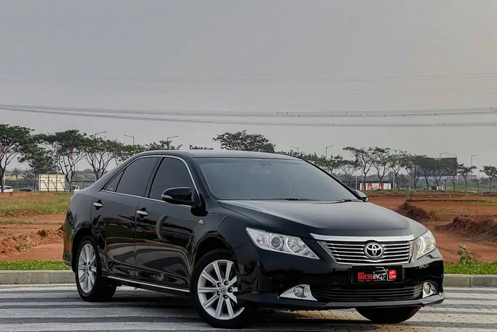 Toyota Camry 2.5 V matic AT 2013 hitam metalik .
