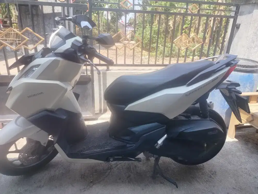 Jual motor Vario 160 ABS warna putih 2023