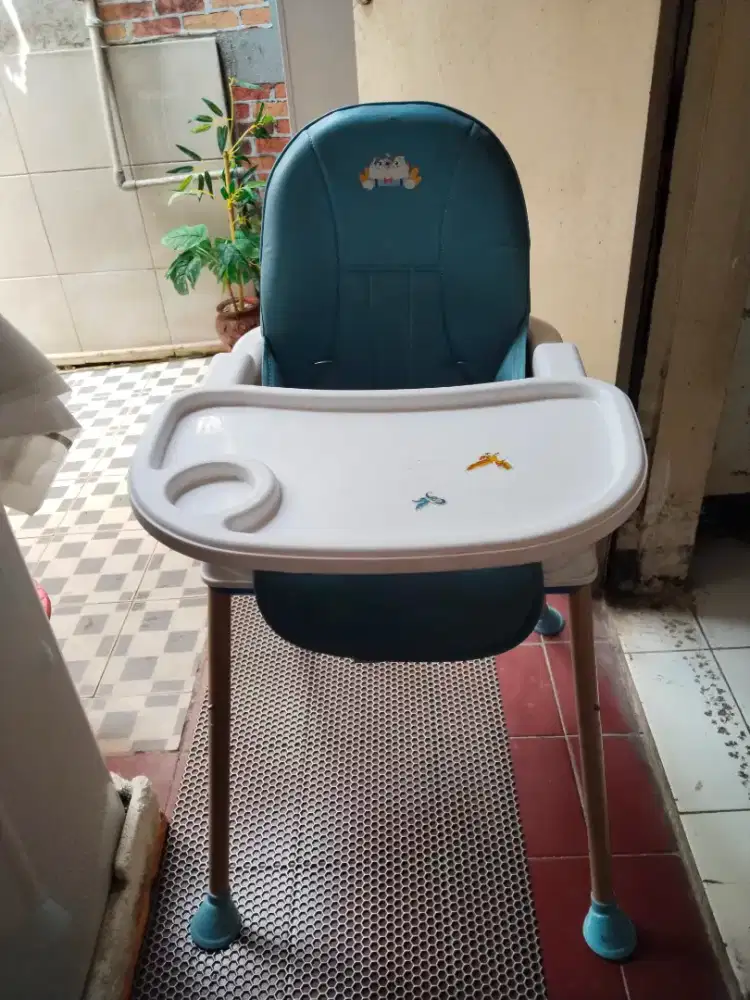Kursi makan anak