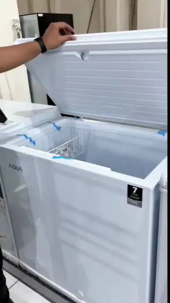 Bisa Cicilan. Aqua chest freezer box AQF-220MC Kapasitas 200 Liter
