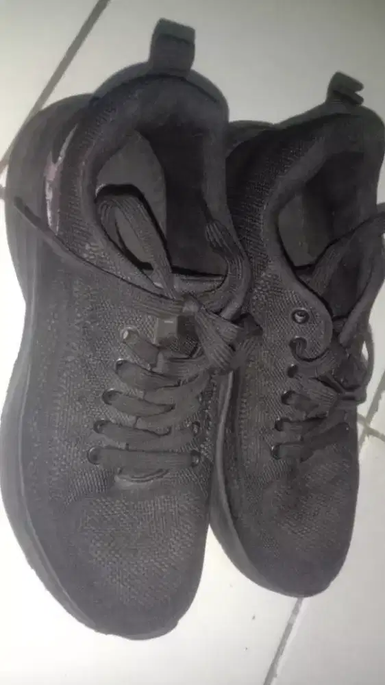 Sepatu olahraga