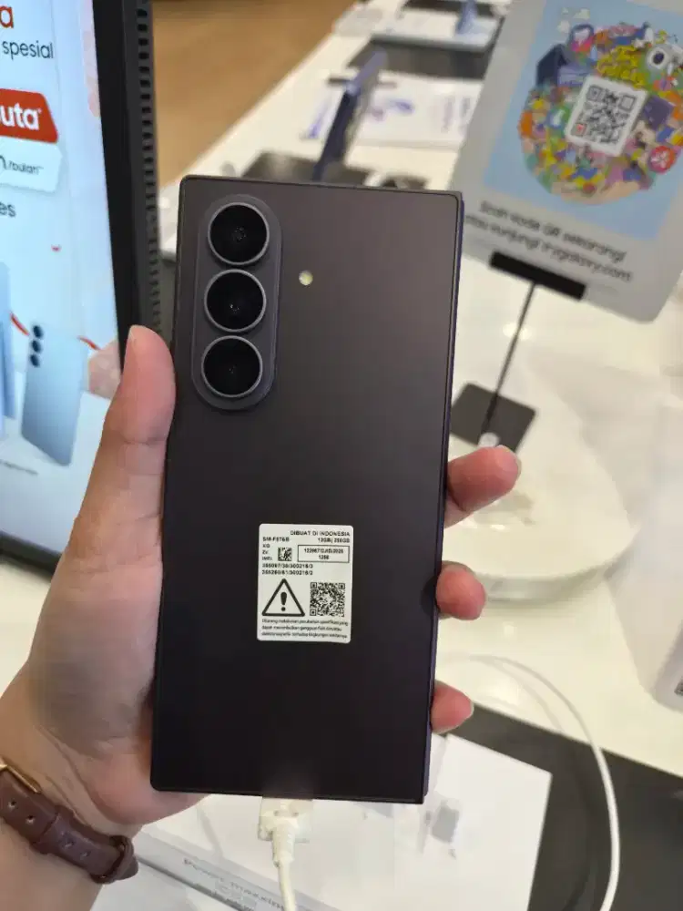 Samsung Z Fold 8 Ultra (cicilan 0% dan free proteksi layar)