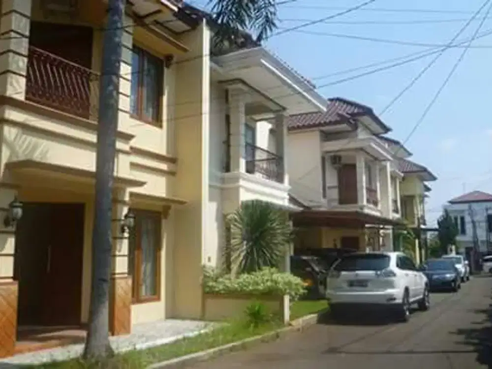 Dijual Rumah Strategis area Pasar Minggu, bisa untuk kantor, bebas banjir, halaman belakang luas.