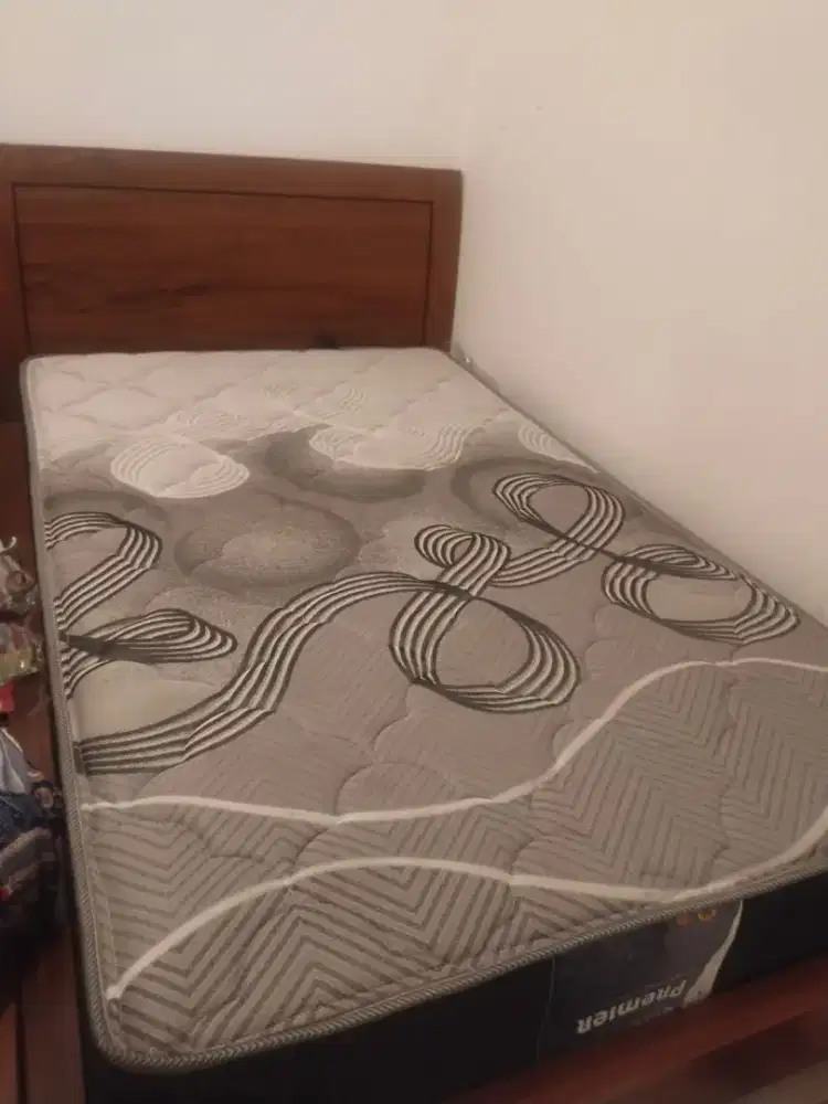 Tempat tidur kayu jati