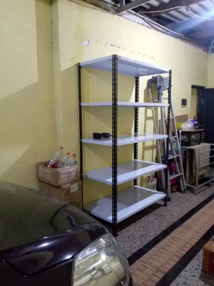 Rak besi siku lubang