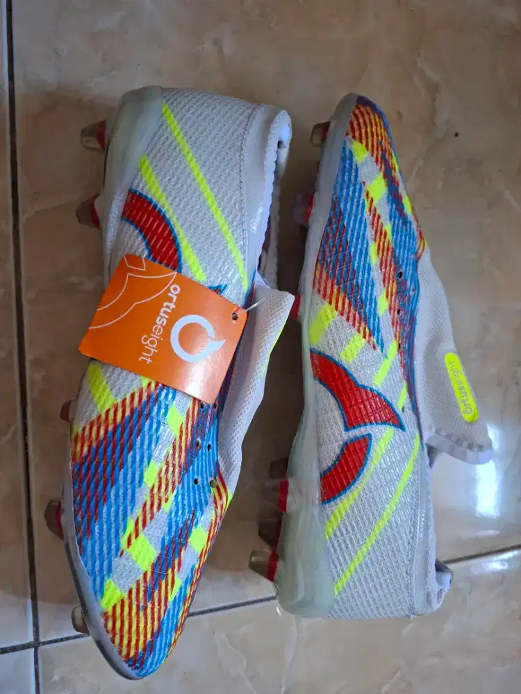 Sepatu sepak bola atau minisoccer ortus putih pelangi