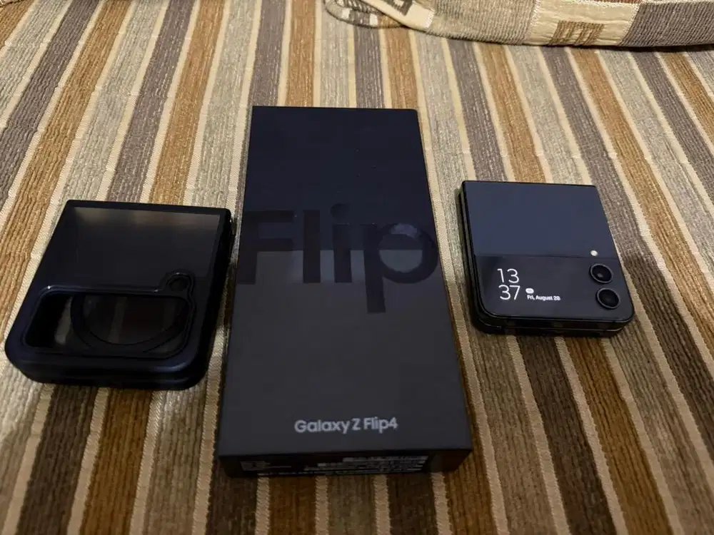 Samsung galaxy Z flip4 8/256gb full set