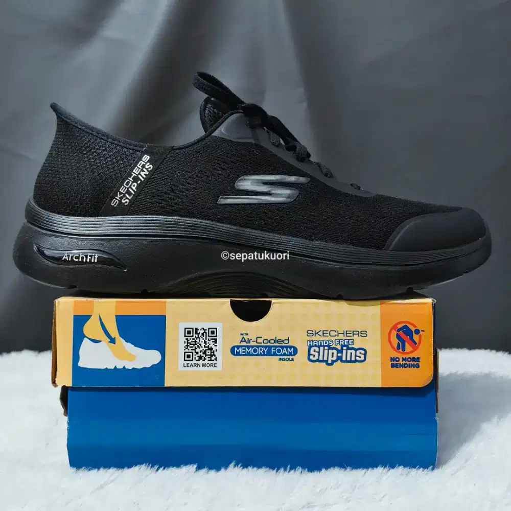 Sepatu skechers mens. Size 45