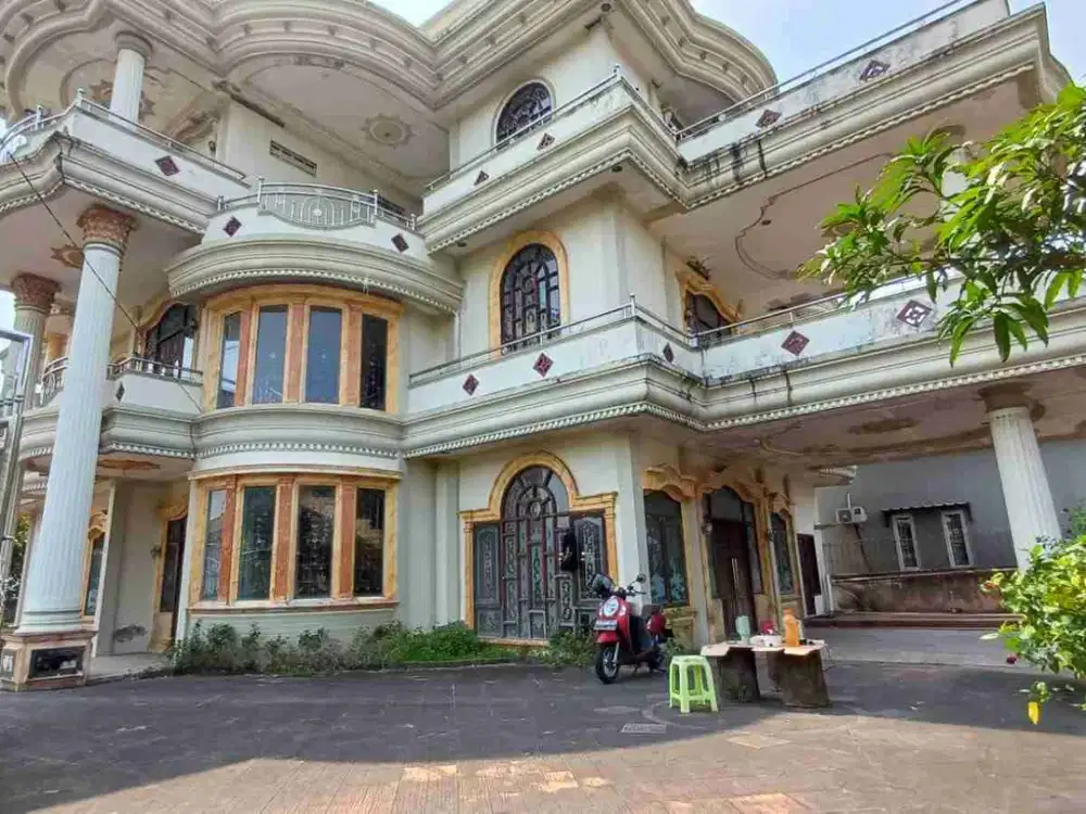 Dijual rumah megah mewah 3 lantai siap huni full beton dengan halaman luas dekat kawasan kota beserta dekat akses jl. perdana, megamall, dan sekolah ternama di jl. karya baru