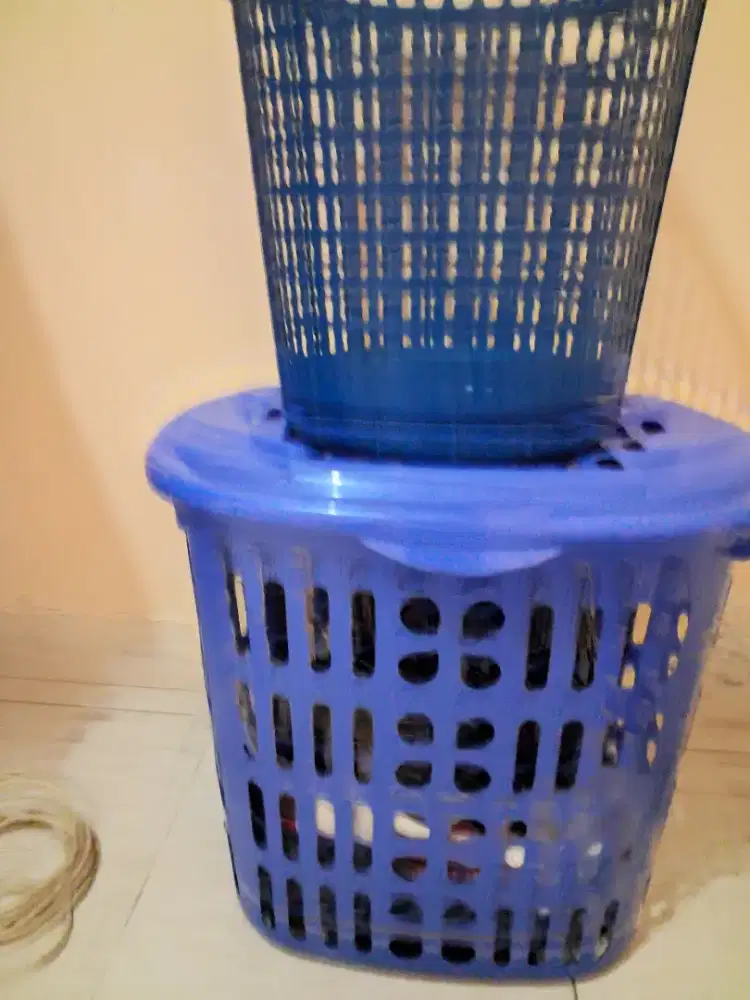 Tempat sampah dan tempat baju kotor