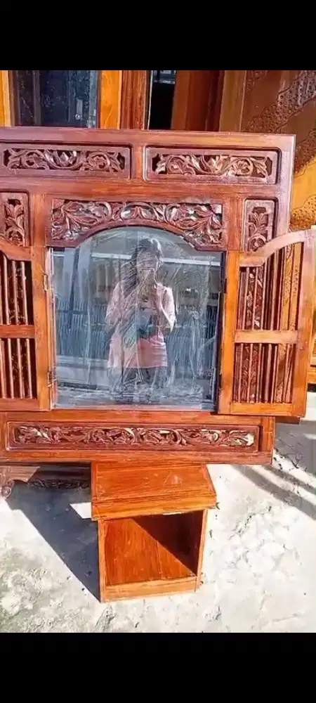 Lemari kaca antik