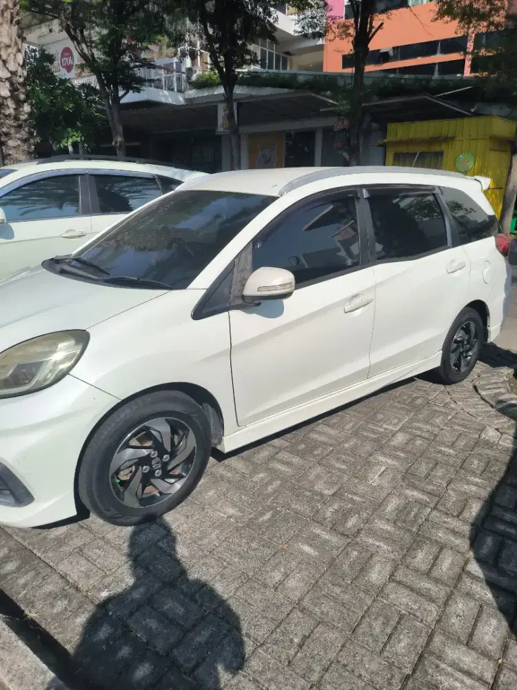 Dijual mobil Honda Mobilio bensin tipe RS matic warna putih