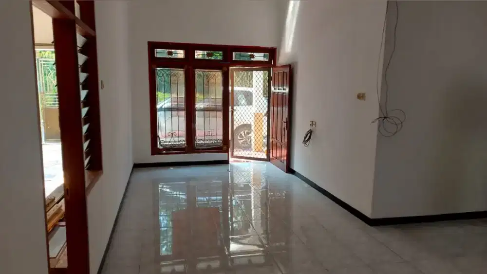 Jual rumah Second masih terawat di area klampis manyar, Surabaya