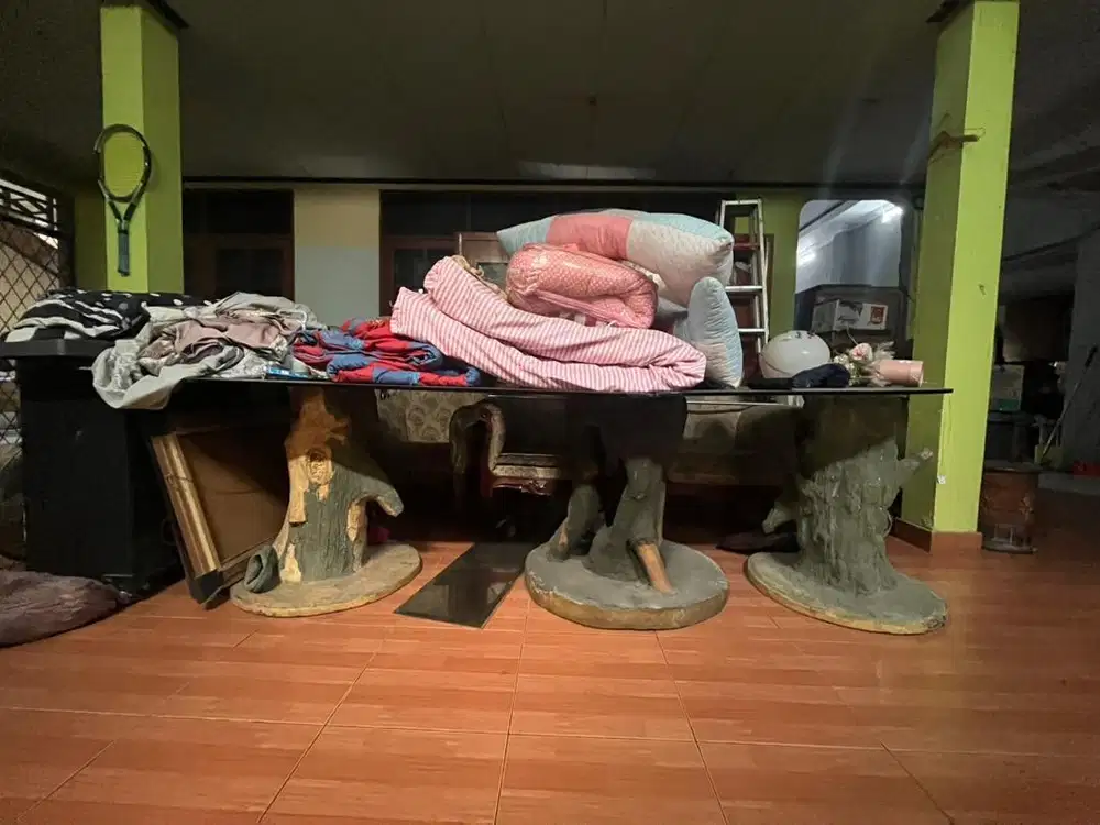 Furniture kantor/rumah : meja makan kaca, meja kerja, lemari kayu