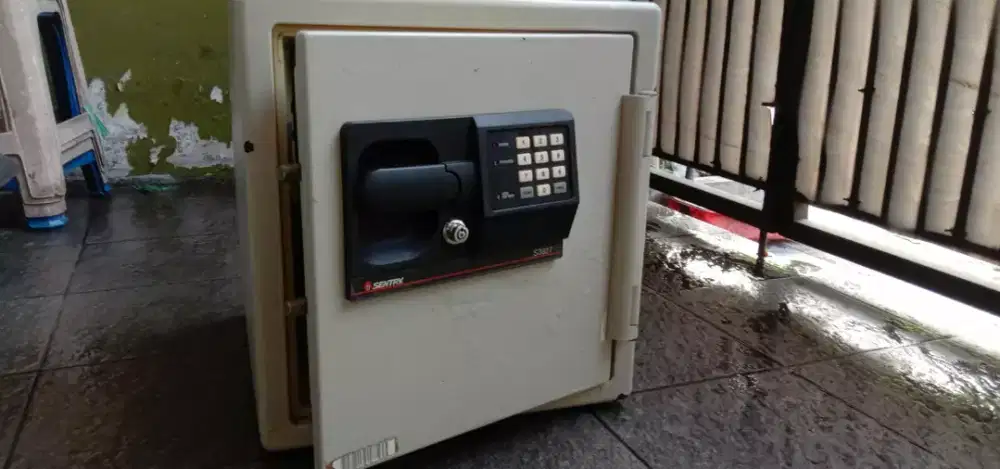 Brankas Sentry Safe S3827