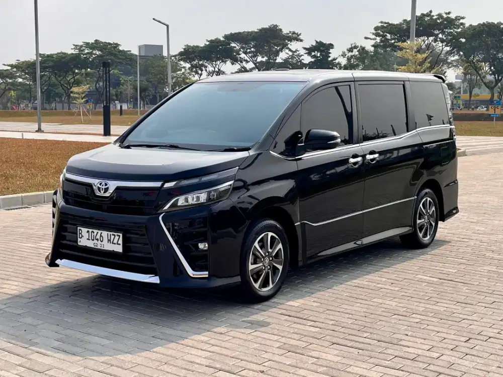Toyota Voxy 2.0 Automatic 2020 Bensin Hitam  Metalik